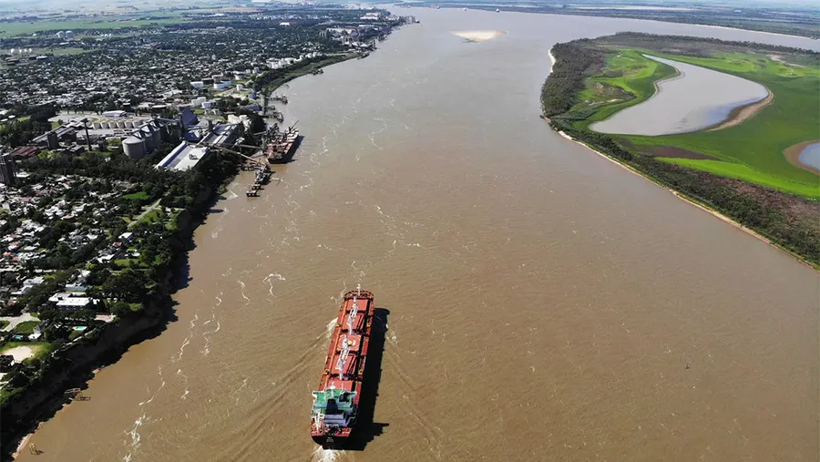 La hidrovía Paraná-Paraguay tiene 3.400 kilómetros de extensión. La hidrovía Paraná-Paraguay tiene 3.400 kilómetros de extensión.