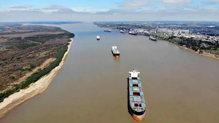 Por la Hidrovía pasa el 80 por ciento del volumen de exportación de la Argentina.