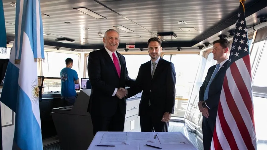 El embajador Marc Stanley (izq.) y el interventor de la Administración General de Puertos, Gastón Benvenuto, en la firma del convenio con el Ejército de Estados Unidos.