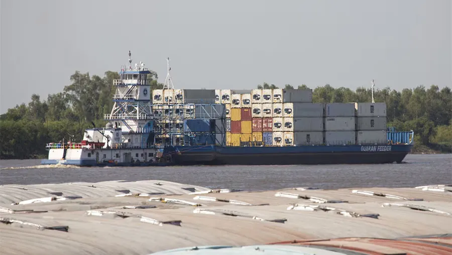 Un carguero a lo largo del río Paraná en Asunción, Paraguay, el jueves 28 de septiembre de 2023. Un carguero a lo largo del río Paraná en Asunción, Paraguay, el jueves 28 de septiembre de 2023.