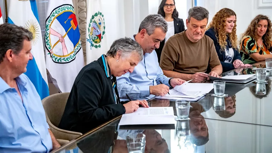 La secretaria de Ambiente de Entre Ríos, Rosa Hojman, al momento de firmar el convenio con la Municipalidad de Rosario para crear el Área Natural Protegida “Los Tres Cerros”.