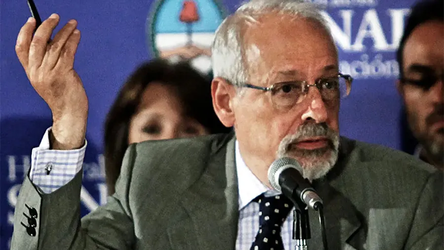 El periodista Horacio Verbitsky recibió la Sputink V en el vacunatorio que montó Ginés González García.