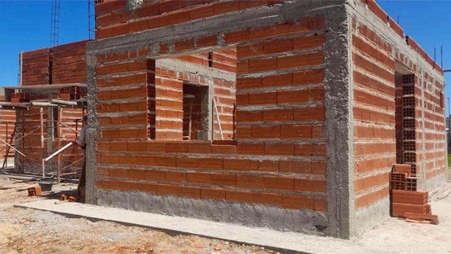 A través del Instituto Autárquico de Planeamiento y Vivienda (IAPV), comenzó la construcción de 82 nuevas unidades habitacionales en seis localidades.