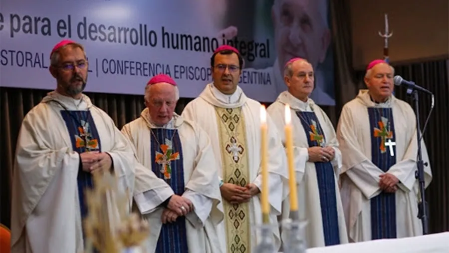 El documento de la “Semana Social virtual 2020” de la Comisión de Pastoral Social del Episcopado Argentino, sugirió “poner el centro de la atención en las personas, en la dignidad del trabajo, en el diálogo, para una economía de la producción y el consumo antes que de la especulación”.
