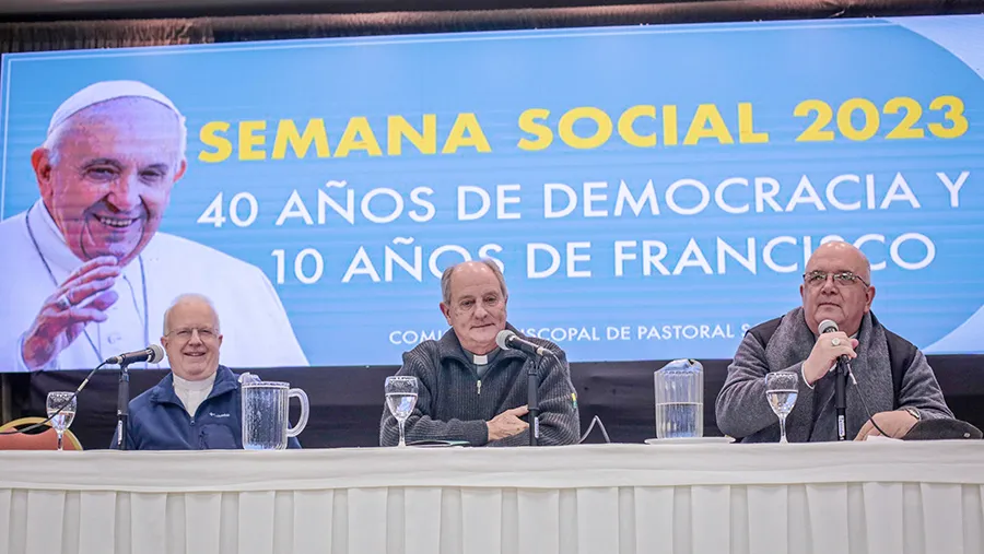 En la fotografía, monseñor Jorge Lugones (centro), y los obispos Pedro María Laxague (izquierda) y Ernesto Giobando (derecha). Los obispos pidieron consolidar la democracia afrontando sus deudas pendientes.