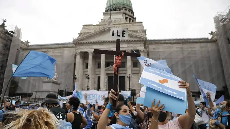 Los manifestantes que rechazan el proyecto oficial para legalizar el aborto se concentran en el Congreso, donde el debate comenzará el martes que viene. Los manifestantes que rechazan el proyecto oficial para legalizar el aborto se concentran en el Congreso, donde el debate comenzará el martes que viene.