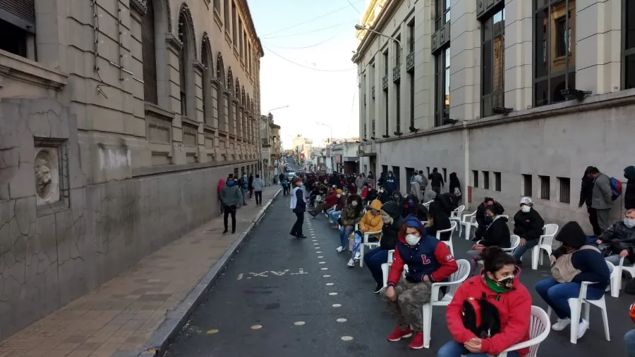 largas filas para cobrar IFE en Paraná (Foto: ANALISIS)