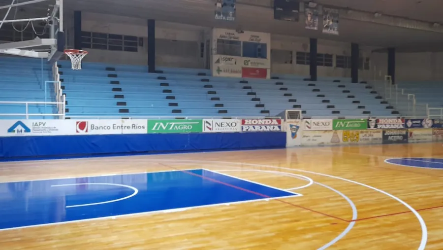 A la espera de la Liga Argentina, Echagüe renovó el piso deportivo del Luis Butta