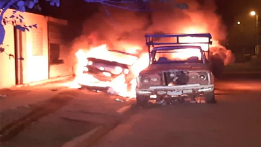Incendiaron tres autos en Paraná Incendiaron tres autos en Paraná