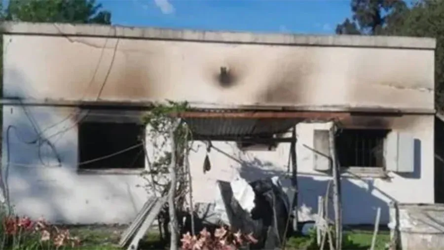 Ocurrió en Federal. Como consecuencia del incendio de la vivienda fallecieron dos personas. Ocurrió en Federal. Como consecuencia del incendio de la vivienda fallecieron dos personas.