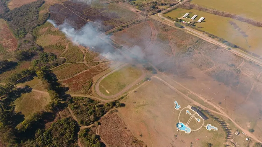 Incendio afectó un terreno cerca del ex predio termal de Diamante