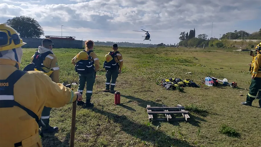 De los operativos para combatir los incendios participaron personal de Policía y del Plan Provincial de Manejo del Fuego de Entre Ríos y Protección Civil de Santa Fe.