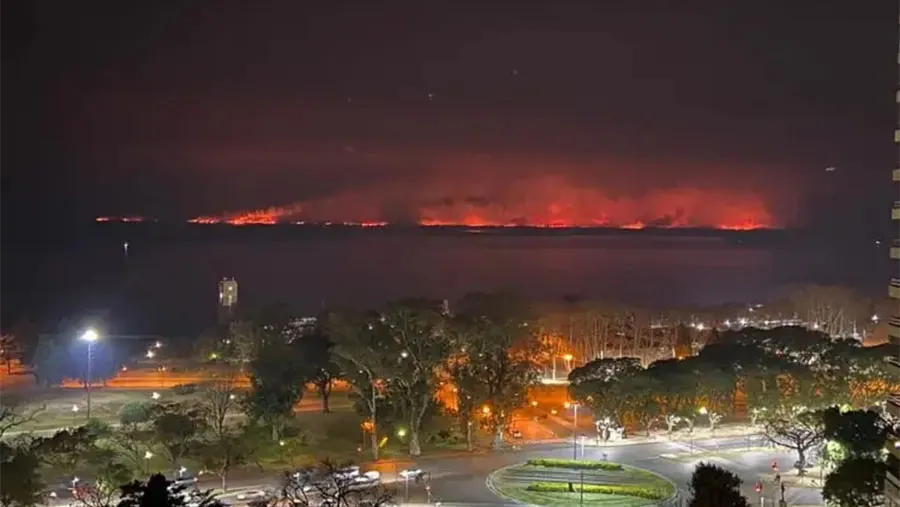 Imagen de archivo de los incendios en el Delta del Paraná vista desde Rosario. Los delitos pueden ser por las quemas en sí o por la contaminación ambiental. Imagen de archivo de los incendios en el Delta del Paraná vista desde Rosario. Los delitos pueden ser por las quemas en sí o por la contaminación ambiental.