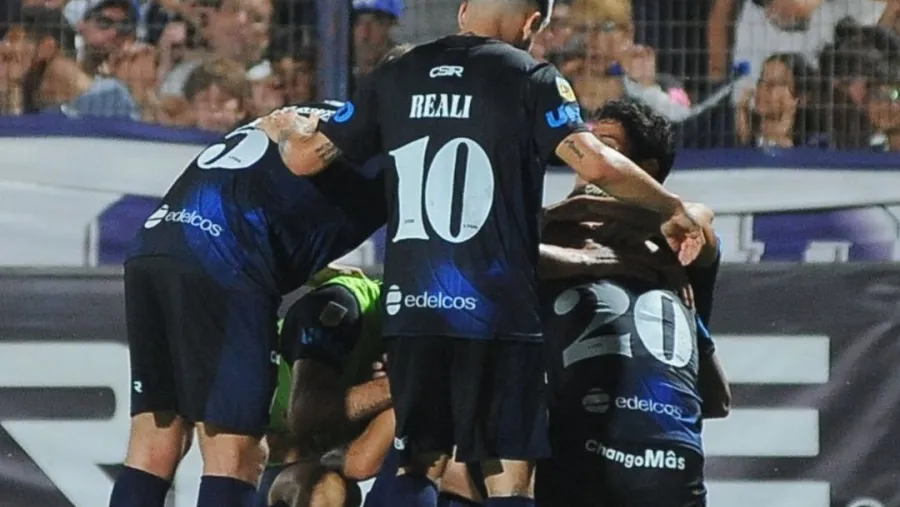 Independiente Rivadavia dio el golpe en La Plata y festejó su primera victoria