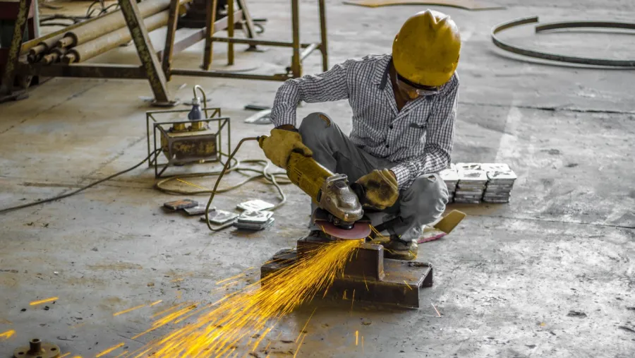 La industria cayó casi 2% mensual, pero registró mejor marzo en 4 años