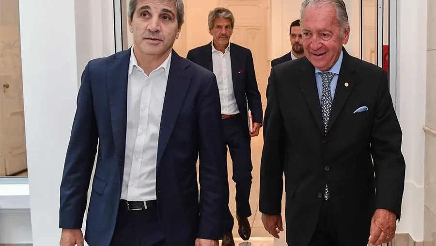 El ministro de Economía Luis Caputo junto a Daniel Funes de Rioja, titular de la Unión Industrial Argentina.