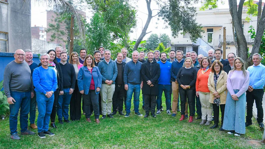 El gobierno e intendentes de Juntos por el Cambio se reunieron en Concordia para abordar la reforma política y la gestión de gobierno. El gobierno e intendentes de Juntos por el Cambio se reunieron en Concordia para abordar la reforma política y la gestión de gobierno.