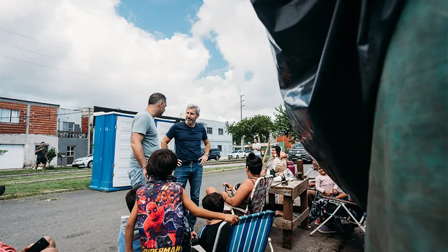 Rogelio Frigerio visitó Gualeguaychú y se contactó con los vecinos afectados por la inundación.