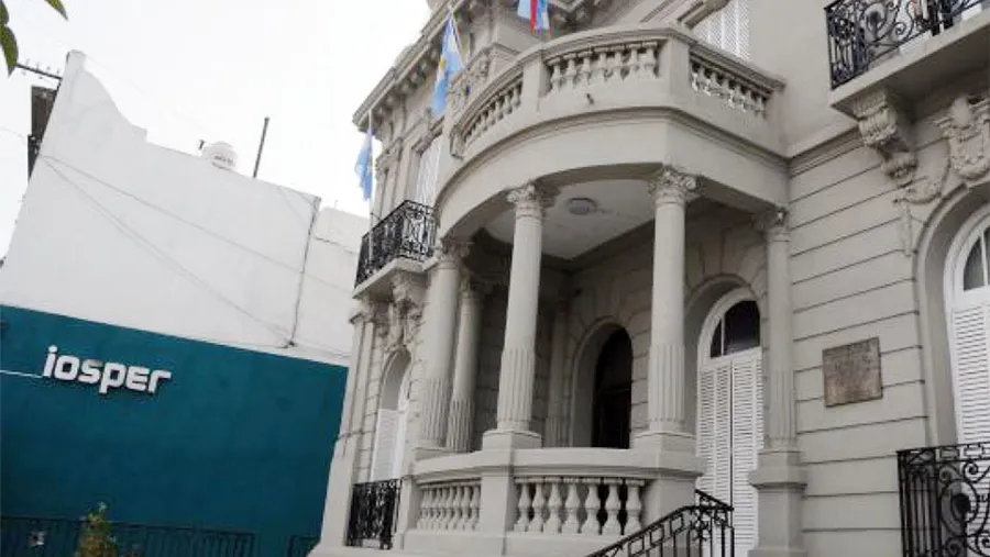 El Iosper tiene un padrón de 2.260 médicos prestadores, que cada mes facturan una suma promedio a los 79.900.000 de pesos. El Iosper tiene un padrón de 2.260 médicos prestadores, que cada mes facturan una suma promedio a los 79.900.000 de pesos.