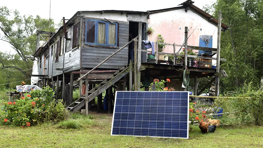 La empresa de Energía además de instalar los equipos, capacita a las familias sobre el correcto uso de los electrodomésticos con energías renovables.