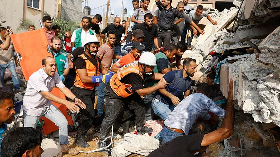 Palestinos buscan supervivientes en Gaza este domingo, entre los restos de una casa destruida por un bombardeo israelí.
