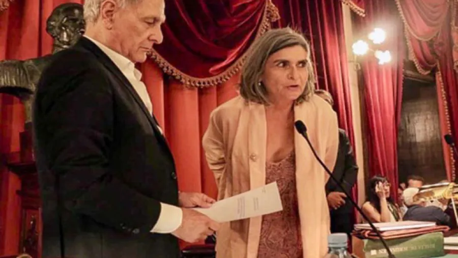 Gracia Jaroslavsky jurando como diputada