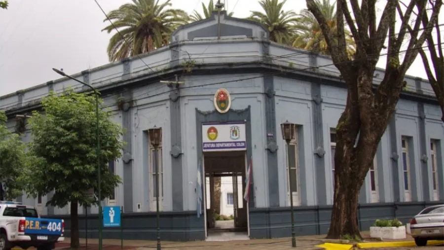 Denunciaron que un efectivo policial que depende de la Jefatura de Colón hirió con un disparo de arma de fuego a una mujer.