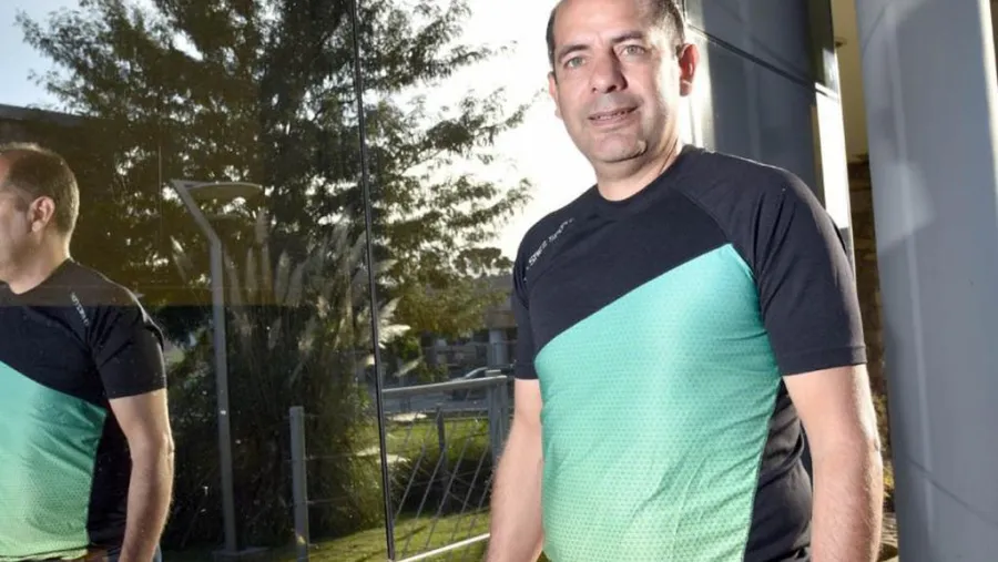 Con una maratón solidaria y un bolso lleno de zapatillas, Antonio Silio regresa a Nogoyá