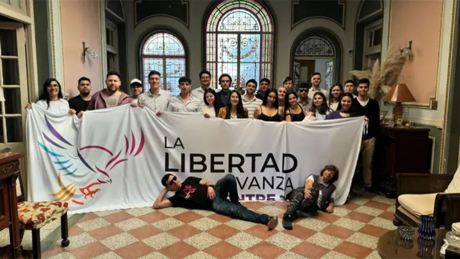 La juventud libertaria está organizada en Entre Ríos. Tienen coordinadores distritales y salen a las calles a buscar afiliaciones. En redes, la prédica es similar a la nacional.