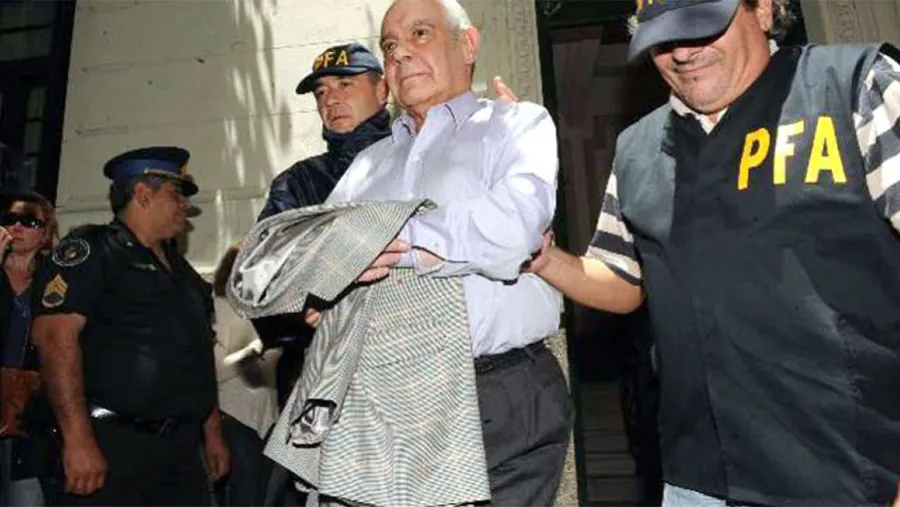 Juan José Zanola, cuando fue detenido en 2009 en la causa conocida como Mafia de los Medicamentos. Juan José Zanola, cuando fue detenido en 2009 en la causa conocida como Mafia de los Medicamentos.