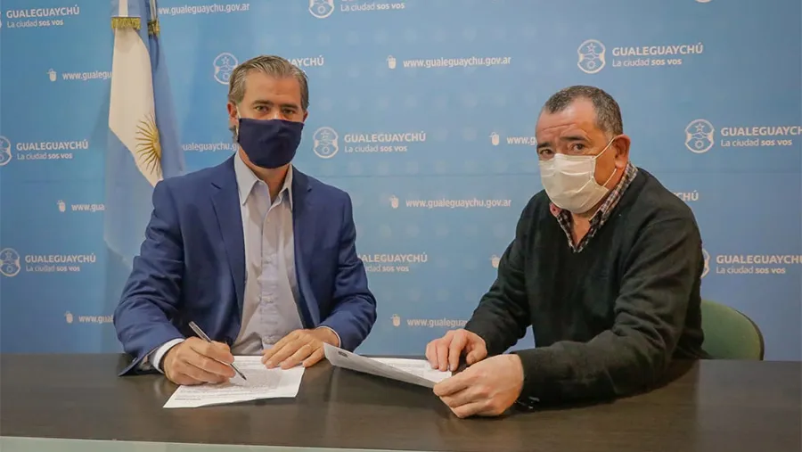 El intendente Esteban Martin Piaggio y el titular de la Caja de Jubilaciones Municipal de Gualeguaychú, Gustavo Vela: la medida se enmarca en una serie de decisiones que redundan directamente en la economía de las familias municipales.