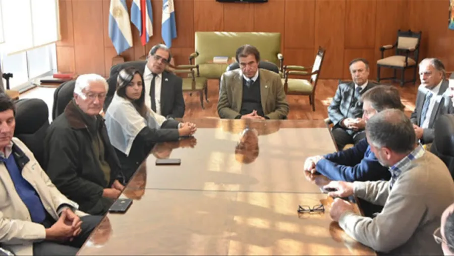 Miembros del Superior Tribunal de Justicia reunido casualmente con la Mesa de Enlace, ahora beneficiados por sus fallos ya que tendrán más tiempo para fumigar. “Jamás escucharon a las y los afectados”, se quejaron desde el colectivo Basta es Basta. Miembros del Superior Tribunal de Justicia reunido casualmente con la Mesa de Enlace, ahora beneficiados por sus fallos ya que tendrán más tiempo para fumigar. “Jamás escucharon a las y los afectados”, se quejaron desde el colectivo Basta es Basta.