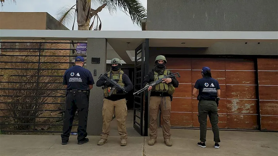 Los allanamientos en Rafaela que terminaron con la detención de David Alejandro Perona, “el rey del juego clandestino”, y secuestro de millones de pesos, dólares y oro, fueron instruidos desde la Fiscalía de Rosario que sigue la causa “Peiti”. Los allanamientos en Rafaela que terminaron con la detención de David Alejandro Perona, “el rey del juego clandestino”, y secuestro de millones de pesos, dólares y oro, fueron instruidos desde la Fiscalía de Rosario que sigue la causa “Peiti”.
