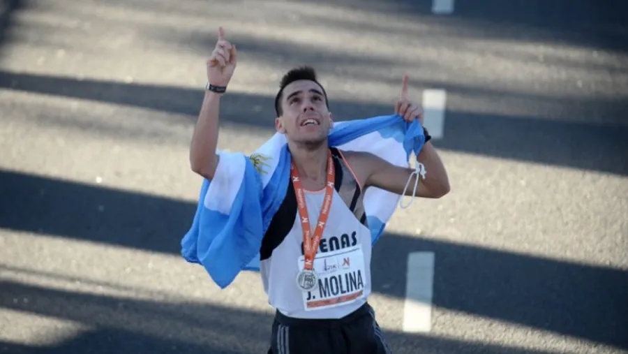 El paranaense Julián Molina elabora mascarillas y barbijos para hospitales y policías