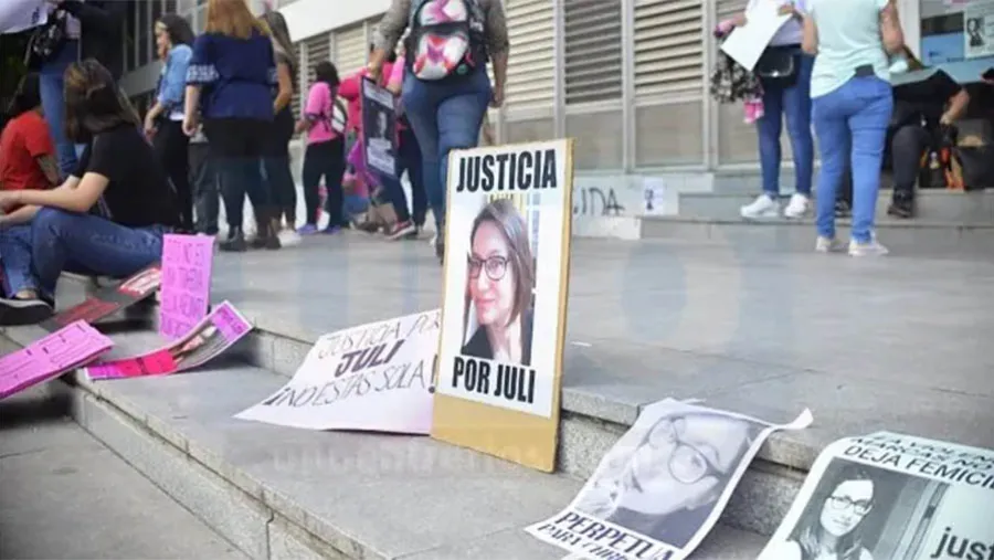 Imagen de archivo de la conmoción que generó en la comunidad el femiicidio de Julieta Riera en manos de Jorge Julián Christe. Imagen de archivo de la conmoción que generó en la comunidad el femiicidio de Julieta Riera en manos de Jorge Julián Christe.