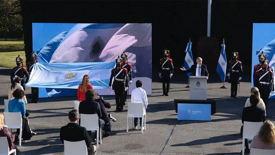 El Presidente les tomó la jura a alumnos de cuarto grado.