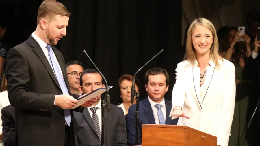 Andrea Zoff juró como viceintendenta de Paraná