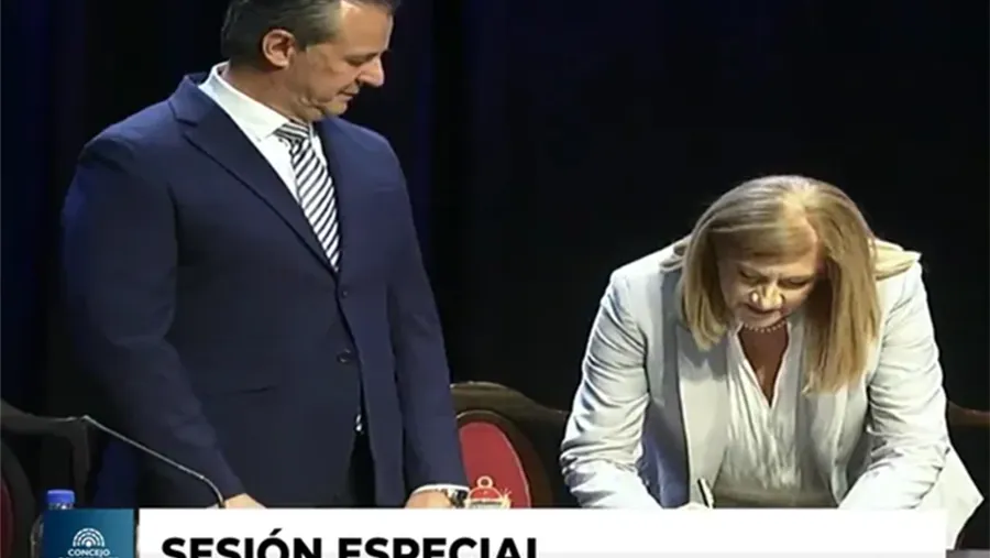 Adán Bahl y Rosario Romero en el Teatro 3 de Febrero en el acto de toma de posesión de la Municipalidad de Paraná. Adán Bahl y Rosario Romero en el Teatro 3 de Febrero en el acto de toma de posesión de la Municipalidad de Paraná.