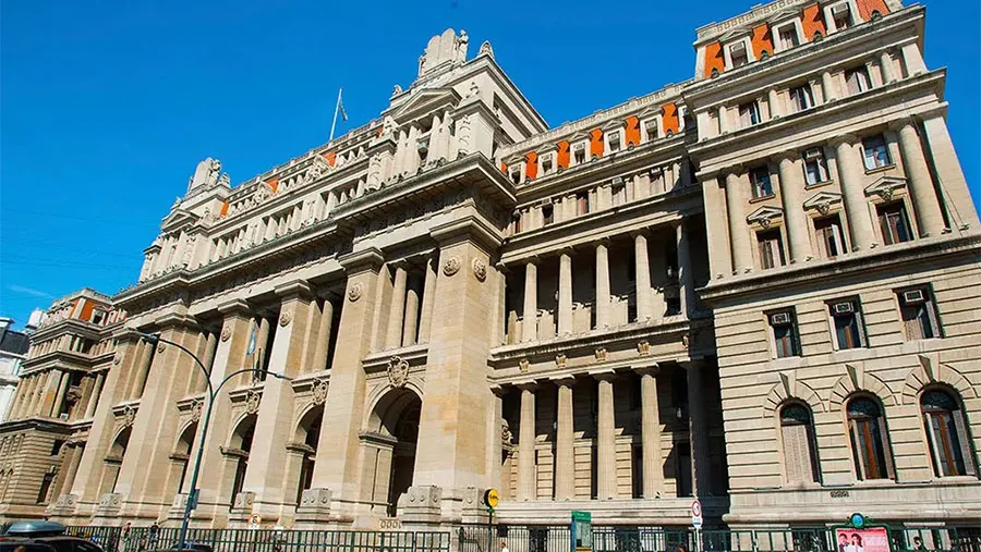 Los jueces Leopoldo Bruglia, Pablo Bertuzzi y Germán Castelli sufrieron derrotas judiciales, mientras el kirchnerismo avanza en el Senado para correrlos de sus cargos actuales.