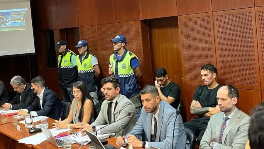 Tres jugadores de Vélez acusados de abuso sexual cumplirán arresto domiciliario Tres jugadores de Vélez acusados de abuso sexual cumplirán arresto domiciliario