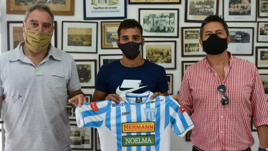 Rodrigo Giménez y Valentín Corbalán firmaron su primer contrato en Juventud Unida