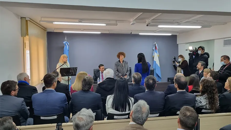 La presidenta de la Cámara Federal de Apelaciones de Paraná, Beatriz Aranguren toma juramento a Analía Ramponi como jueza del Juzgado Federal de Concordia.