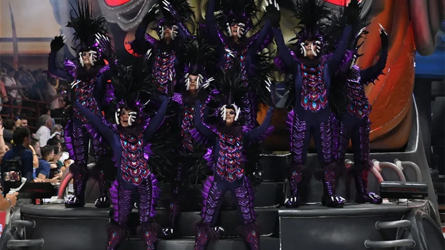 La comparsa Kamarr del Centro Cultural y Social Sirio Libanés, inauguró la tercera noche del Carnaval del País y ratificó su vocación ganadora. Crédito foto: Prensa Carnaval.