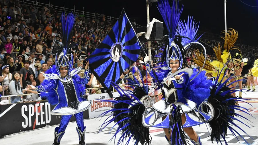 La comparsa Kamarr (Centro Cultural y Social Sirio Libanés) inauguró la octava noche del Carnaval del País, ante más de 22 mil personas que disfrutaron de un espectáculo impar. Crédito foto: Prensa Carnaval.