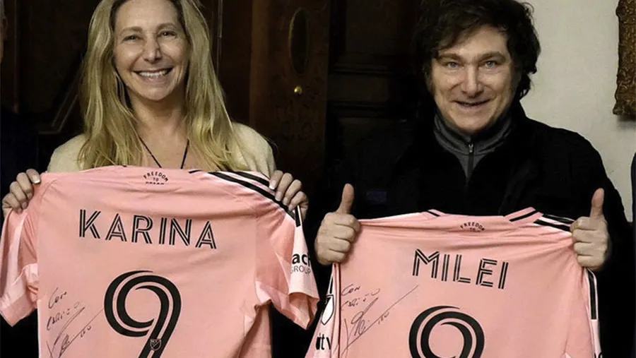 Karina y Javier Milei con las camisetas autografiadas “con cariño” por Messi. Karina y Javier Milei con las camisetas autografiadas “con cariño” por Messi.