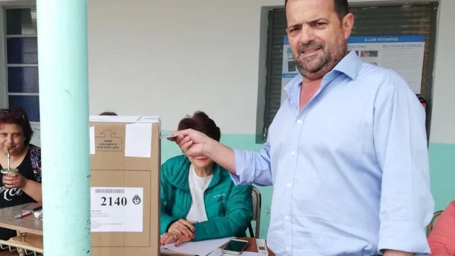 Sergio Kneeteman votando