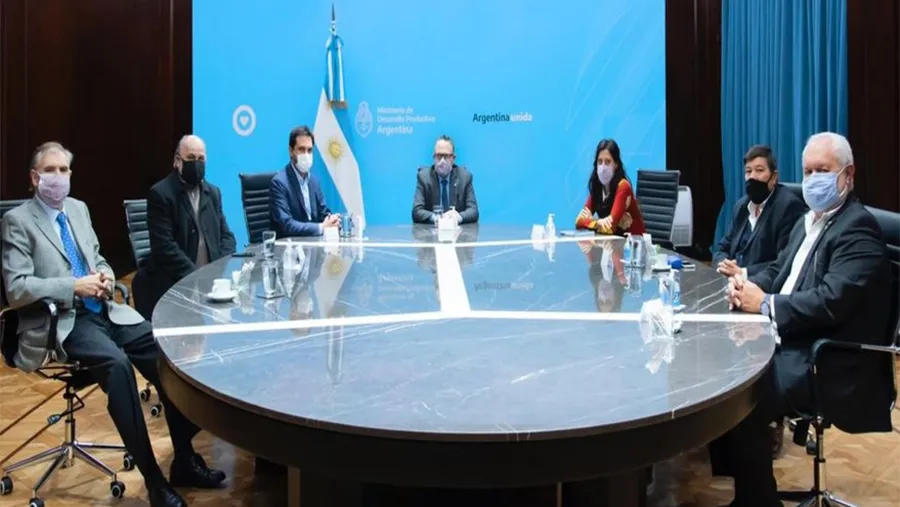 El ministro Matías Kulfas (en el centro) en la reunión con los referentes del Consejo Agroindustrial Argentino.