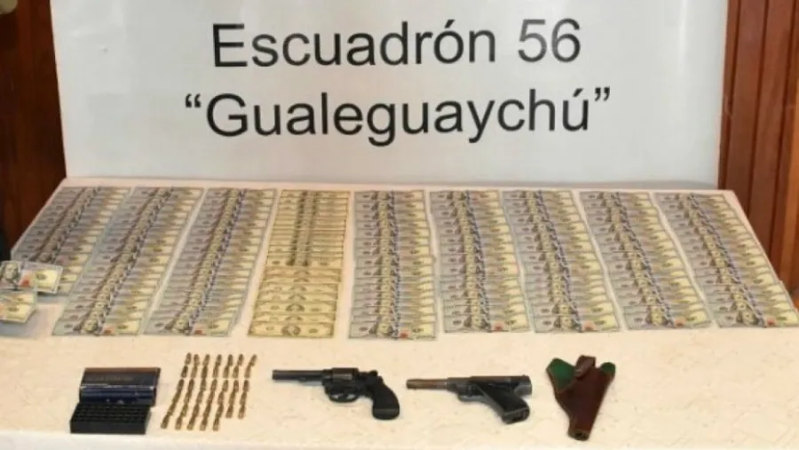 Un hombre viajaba en colectivo por Entre Ríos con dos armas, municiones y 15 mil dólares Un hombre viajaba en colectivo por Entre Ríos con dos armas, municiones y 15 mil dólares