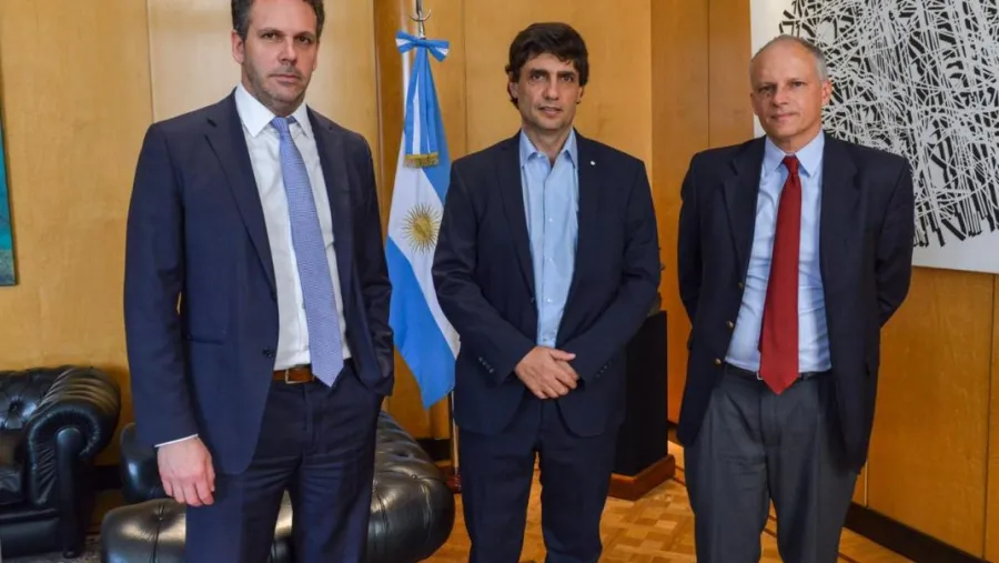 El ministro de Hacienda, Hernán Lacunza y el presidente del Banco Central, Guido Sandleris, en una reunión con el jefe del Departamento del Hemisferio Occidental del FMI, Alejandro Werner.