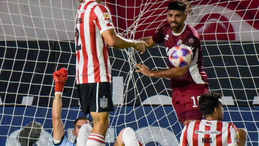 Con inferioridad numérica, Lanús ganó en La Plata y se afianzó en lo más alto de la tabla Con inferioridad numérica, Lanús ganó en La Plata y se afianzó en lo más alto de la tabla